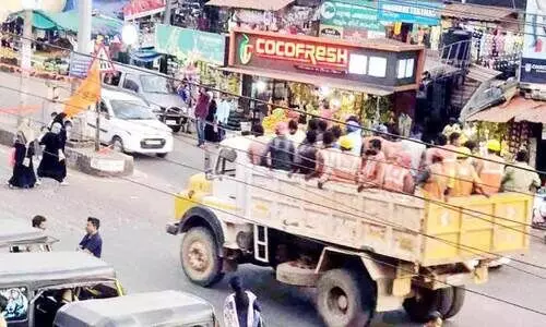 ദേശീയപാത വികസനം: തൊഴിലാളികളെ കൊണ്ടുപോകുന്നത് ലോറികളിൽ കുത്തിനിറച്ച് ദേശീയപാത വികസനം: തൊഴിലാളികളെ കൊണ്ടുപോകുന്നത് ലോറികളിൽ കുത്തിനിറച്ച്