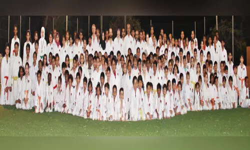 ക​രാ​ട്ടേ സെ​മി​നാ​റും ബ്ലാ​ക്ക് ബെ​ൽ​റ്റ് വി​ത​ര​ണ​വും