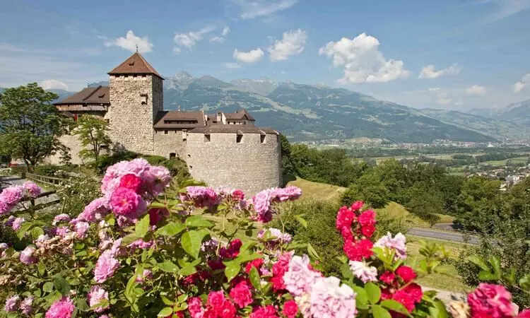 പൂ​ക്ക​ളും പ​ഴ​ങ്ങ​ളും നി​റ​ഞ്ഞ യൂറോപിലെ കൊച്ചുരാജ്യം -സനിൽ പി. തോമസ് എഴുതുന്ന യാത്രാനുഭവം