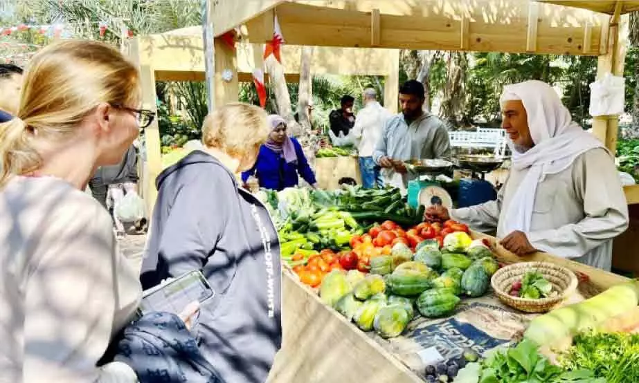ബു​​ദൈ​യ്യ കാ​ർ​ഷി​ക ച​ന്ത​യി​ലേ​ക്ക് സ​ന്ദ​ർ​ശ​ക​രു​ടെ ഒ​ഴു​ക്ക്