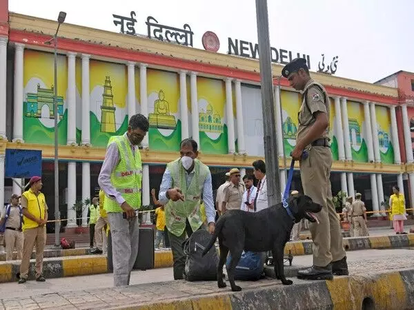 മദ്യലഹരിയിൽ ട്രെയിനിൽ ബോംബുവെച്ചിട്ടുണ്ടെന്ന് വ്യാജ സന്ദേശം നൽകിയയാൾ അറസ്റ്റിൽ മദ്യലഹരിയിൽ ട്രെയിനിൽ ബോംബുവെച്ചിട്ടുണ്ടെന്ന് വ്യാജ സന്ദേശം നൽകിയയാൾ അറസ്റ്റിൽ