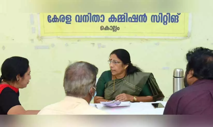 സമൂഹ മാധ്യമങ്ങളിലൂടെ സ്ത്രീകളെ അപകീര്‍ത്തിപ്പെടുത്തുന്നതിനെതിരെ കര്‍ശന നടപടി