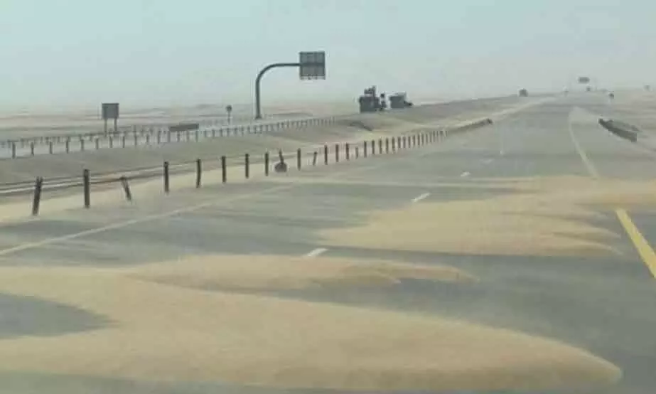 പൊ​ടി​ക്കാ​റ്റ്​; ആ​ദം-​തും​റൈ​ത്ത് റോ​ഡി​ൽ മ​ണ​ൽ ക​യ​റി