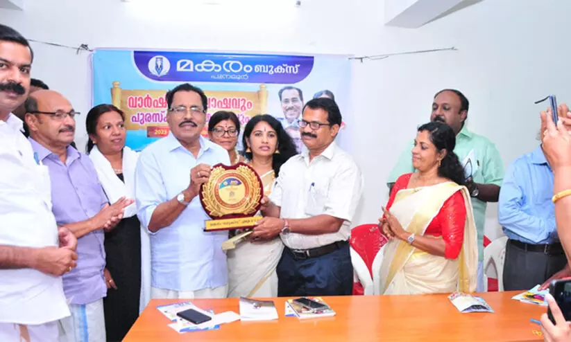 സത്യസന്ധതയും ധീരതയുമുള്ള കൈയൊപ്പാണ് ഉമ്മന്നൂരിന്റെ കവിതകളെന്ന് ഡോ. ജോർജ് ഓണക്കൂർ സത്യസന്ധതയും ധീരതയുമുള്ള കൈയൊപ്പാണ് ഉമ്മന്നൂരിന്റെ കവിതകളെന്ന് ഡോ. ജോർജ് ഓണക്കൂർ