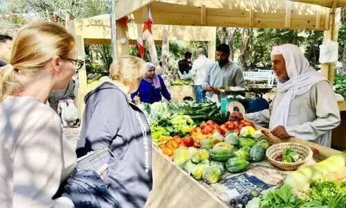 ബു​​ദൈ​യ്യ കാ​ർ​ഷി​ക ച​ന്ത​യി​ലേ​ക്ക് സ​ന്ദ​ർ​ശ​ക​രു​ടെ ഒ​ഴു​ക്ക്