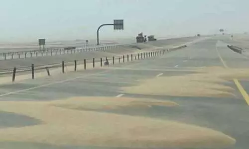 പൊ​ടി​ക്കാ​റ്റ്​; ആ​ദം-​തും​റൈ​ത്ത് റോ​ഡി​ൽ മ​ണ​ൽ ക​യ​റി