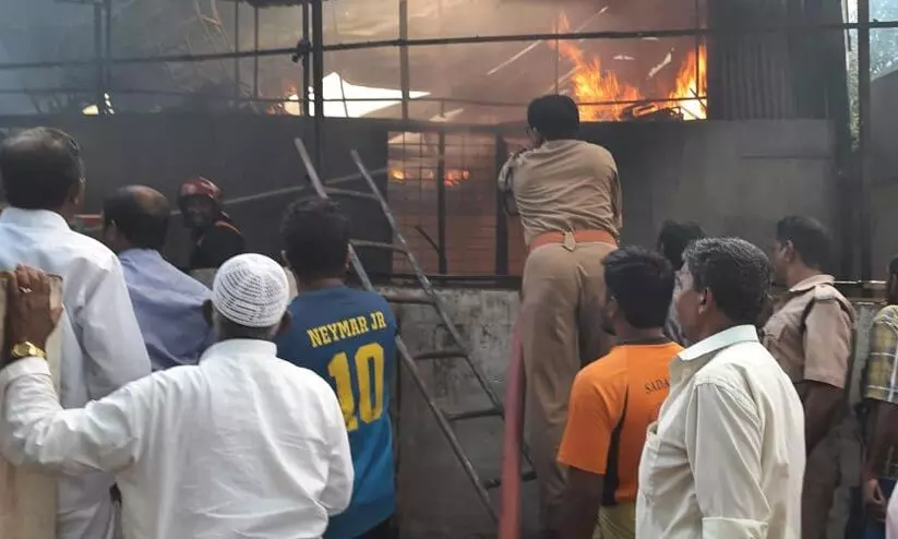 കൊല്ലത്ത് ഫർണീച്ചർ ഗോഡൗണിൽ വൻ തീപിടുത്തം; ലക്ഷങ്ങളുടെ നഷ്ടം കൊല്ലത്ത് ഫർണീച്ചർ ഗോഡൗണിൽ വൻ തീപിടുത്തം; ലക്ഷങ്ങളുടെ നഷ്ടം