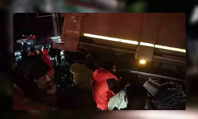 Six killed after truck collides with car in Unnao, Uttar Pradesh