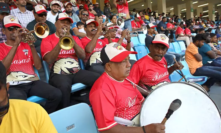 വെ​ടി​ക്കെ​ട്ടി​ന്‍റെ മാ​ല​പ്പ​ട​ക്കം തീ​ർ​ത്ത്​ ഐ.​എ​ൽ.​ടി-20