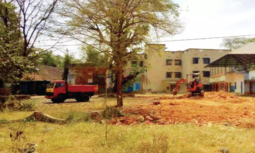 ചാലക്കുടി ഗവ. സ്കൂൾ: ട്രാക്കിലാകാതെ കളിസ്ഥലവും ചുറ്റുമതിലും