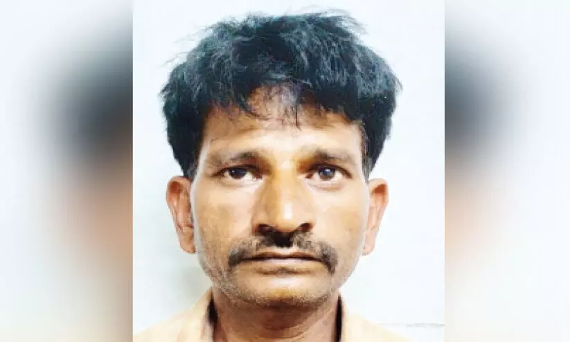 മാരകായുധങ്ങളുമായി ഗുജറാത്ത് സ്വദേശി പിടിയിൽ മാരകായുധങ്ങളുമായി ഗുജറാത്ത് സ്വദേശി പിടിയിൽ