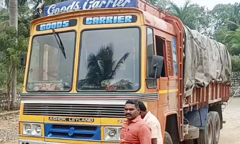 കേരളത്തിലേക്ക് കൊണ്ടുവന്ന തമിഴ്നാട് റേഷൻ അരി പിടികൂടി കേരളത്തിലേക്ക് കൊണ്ടുവന്ന തമിഴ്നാട് റേഷൻ അരി പിടികൂടി