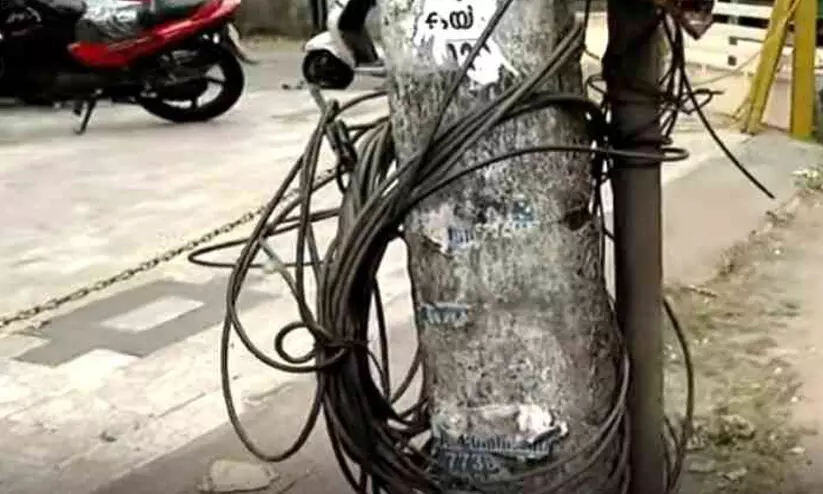 റോഡിലേക്ക് തൂങ്ങിക്കിടന്ന കേബിളില്‍ കുരുങ്ങി വീണ് ബൈക്ക് യാത്രികന് ഗുരുതര പരിക്ക്