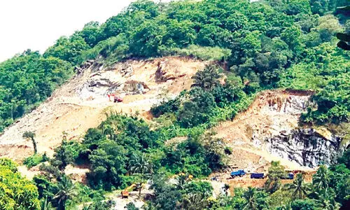 ക്വാറിയിൽ വിജിലൻസ് പരിശോധന: 10 ലോറികൾ പിടിച്ചെടുത്തു ക്വാറിയിൽ വിജിലൻസ് പരിശോധന: 10 ലോറികൾ പിടിച്ചെടുത്തു