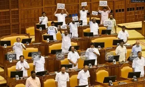 ‘ഗവർണർ-സർക്കാർ ഭായ് ഭായ്’; നിയമസഭയിൽ പ്രതിപക്ഷ പ്രതിഷേധവും പ്ലക്കാർഡും
