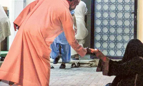 ഭി​ക്ഷാ​ട​നം ആ​ഡം​ബ​ര കാ​റി​ൽ; സ​മ്പ​ന്ന​​ യാ​ച​ക പി​ടി​യി​ൽ