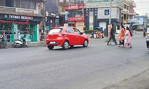 നവീകരിച്ച റോഡിൽ സീബ്രവരയില്ല; കൽപറ്റയിൽ റോഡ് മുറിച്ചുകടക്കാൻ സാഹസം