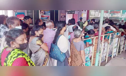 ജില്ല ആശുപത്രിയിൽ ഫാർമസിസ്റ്റുകളില്ല; രോഗികൾ വലയുന്നു ജില്ല ആശുപത്രിയിൽ ഫാർമസിസ്റ്റുകളില്ല; രോഗികൾ വലയുന്നു