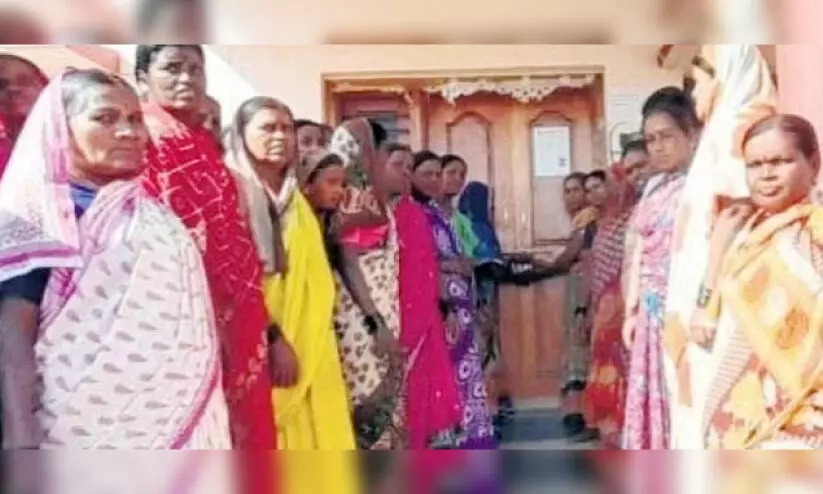 ശൗചാലയങ്ങളില്ല; സ്ത്രീകൾ ചേർന്ന് പഞ്ചായത്ത് ഓഫിസ് താഴിട്ടുപൂട്ടി ശൗചാലയങ്ങളില്ല; സ്ത്രീകൾ ചേർന്ന് പഞ്ചായത്ത് ഓഫിസ് താഴിട്ടുപൂട്ടി