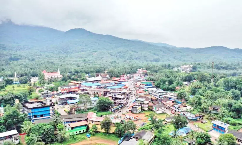 മഞ്ഞണിഞ്ഞ മാമലകൾ വിളിക്കുന്നു