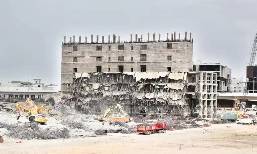 Earthquake felt while demolishing building Residents