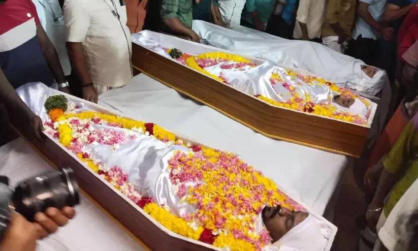 അമ്പലപ്പുഴ വാഹനാപകടം; മൃതദേഹങ്ങള് നാട്ടിലെത്തിച്ച് സംസ്കരിച്ചു അമ്പലപ്പുഴ വാഹനാപകടം; മൃതദേഹങ്ങള് നാട്ടിലെത്തിച്ച് സംസ്കരിച്ചു