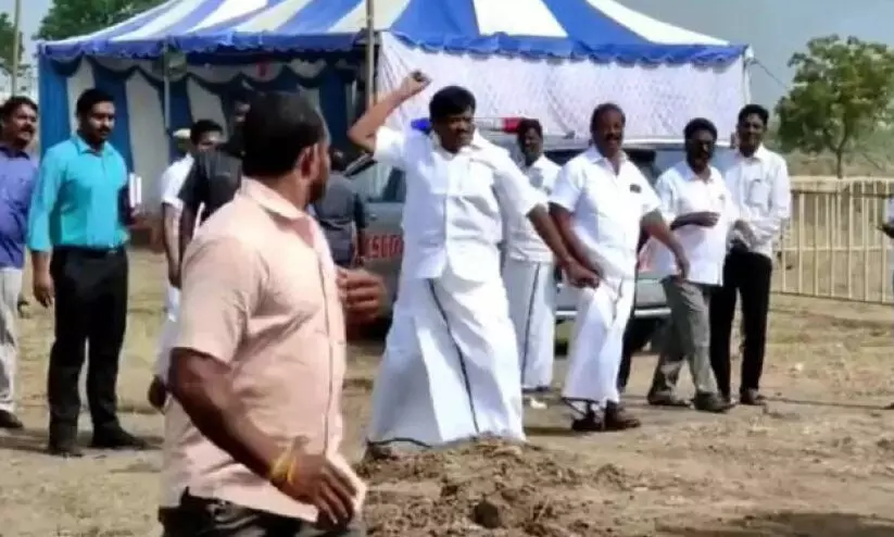 തമിഴ്നാട്ടിൽ പാർട്ടി പ്രവർത്തകരെ കല്ലെറിഞ്ഞ് മന്ത്രി തമിഴ്നാട്ടിൽ പാർട്ടി പ്രവർത്തകരെ കല്ലെറിഞ്ഞ് മന്ത്രി