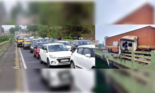 ആക്കുളം പാലത്തിൽ കണ്ടെയ്​നർ ലോറി അപകടത്തി​ൽപെട്ടു