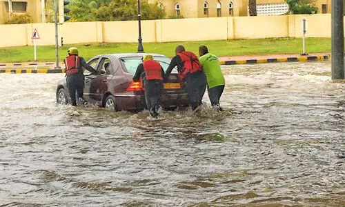 ഇ​ട​വി​ട്ട മ​ഴ;  വേ​വ​ലാ​തി​യി​ൽ വ്യാ​പാ​രി​ക​ൾ