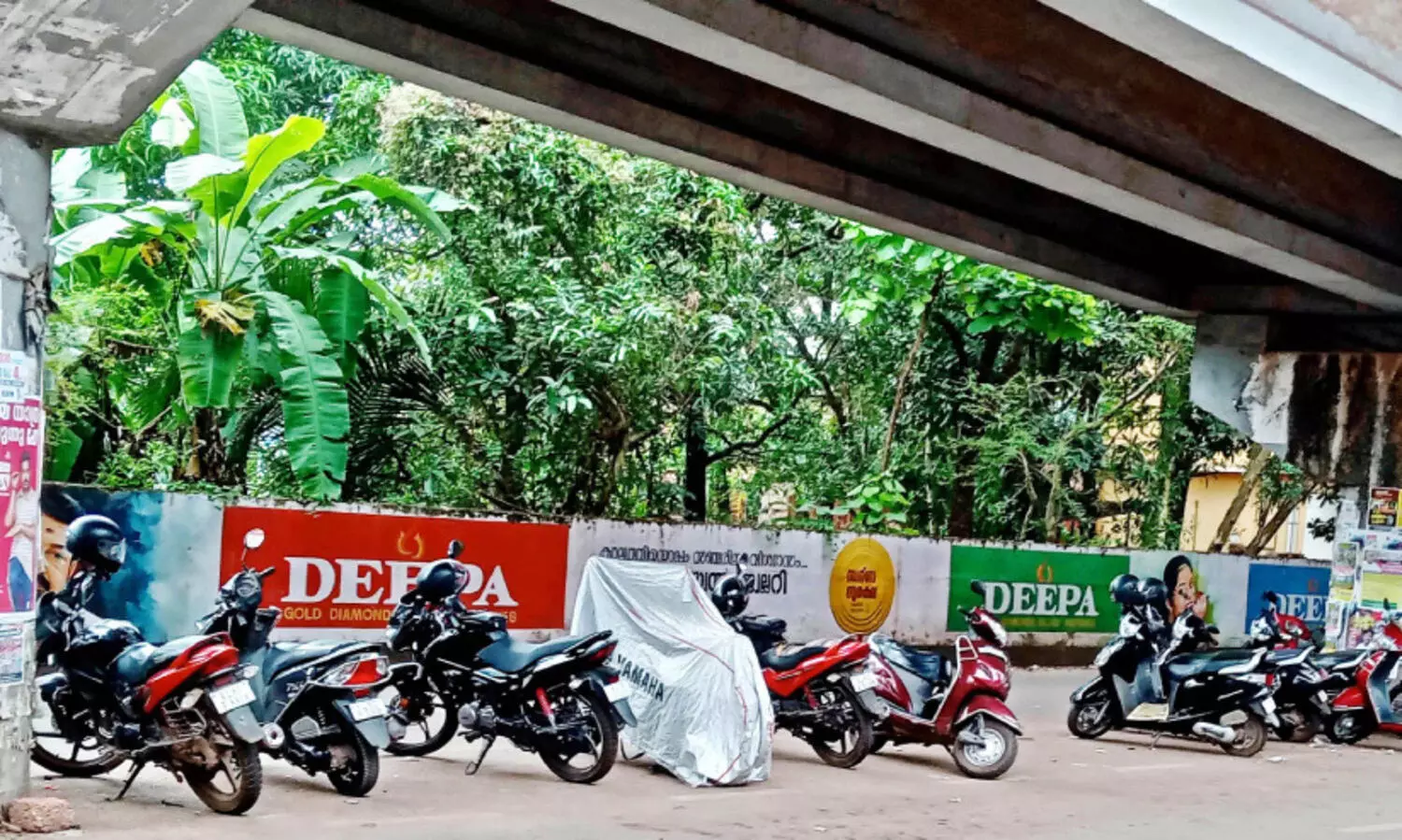 മേൽപാലത്തിനടിയിലെ വാഹന പാർക്കിങ് ദുരിതം