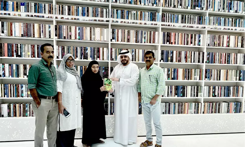 പ്രവാസി എഴുത്തുകാരന്റെ പു​സ്ത​ക​ങ്ങ​ൾ ലൈ​ബ്ര​റി​ക്ക് സ​മ്മാ​നി​ച്ച് മാ​താ​വ്
