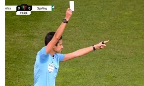 മഞ്ഞയും ചുവപ്പും കാർഡുകളുള്ള ഫുട്ബാൾ മൈതാനത്ത് വെള്ള കാർഡ് പുറത്തെടുത്ത് റഫറി; കാരണമറിയാം