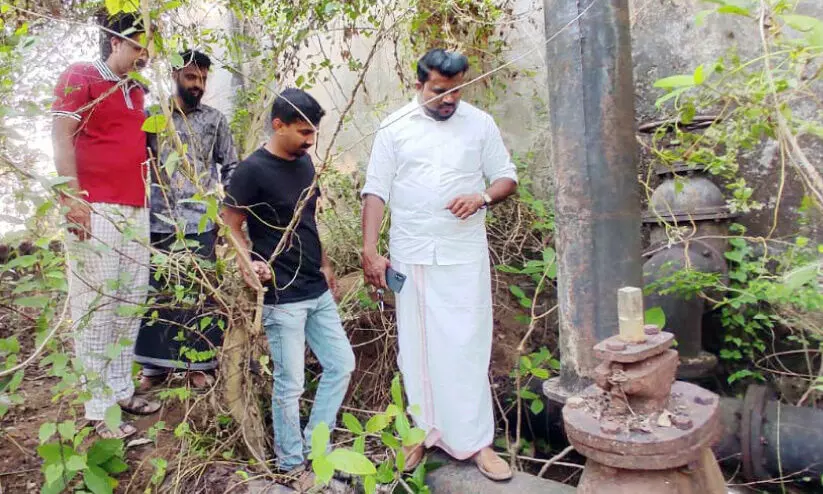 കുടിവെള്ള പൈപ്പിൽനിന്ന് വെള്ളം ക്രഷർ യൂനിറ്റിലേക്ക് ഒഴുക്കുന്നതായി പരാതി കുടിവെള്ള പൈപ്പിൽനിന്ന് വെള്ളം ക്രഷർ യൂനിറ്റിലേക്ക് ഒഴുക്കുന്നതായി പരാതി