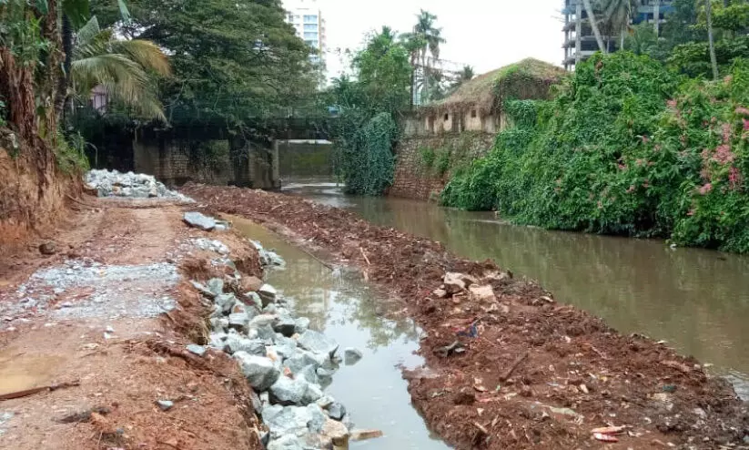സംരക്ഷണഭിത്തി നിർമാണത്തിന്റെ മറവിൽ കിള്ളിയാർ മണ്ണിട്ട് കൈയേറി സംരക്ഷണഭിത്തി നിർമാണത്തിന്റെ മറവിൽ കിള്ളിയാർ മണ്ണിട്ട് കൈയേറി