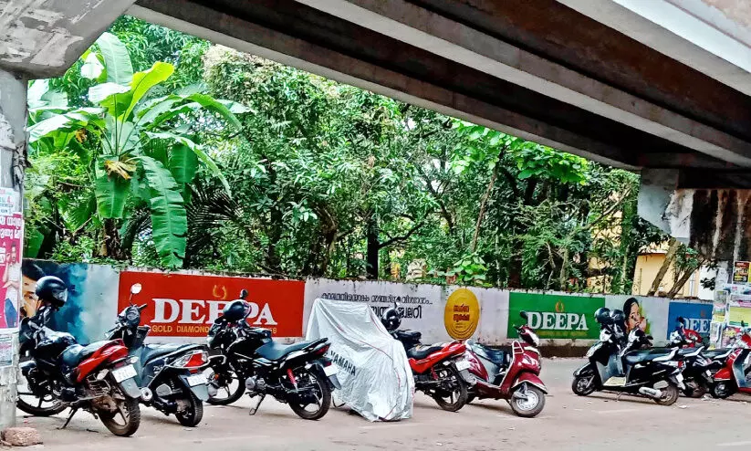 മേൽപാലത്തിനടിയിലെ വാഹന പാർക്കിങ് ദുരിതം