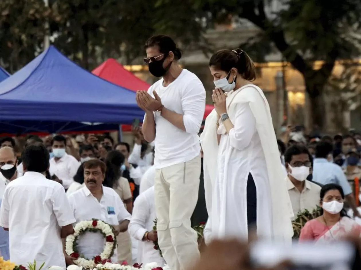 ലതാ മങ്കേഷ്കർക്ക് അന്ത്യാഞ്ജലി അർപ്പിക്കുന്ന ഷാരൂഖ് ഖാൻ. ലതാ മങ്കേഷ്കർക്ക് അന്ത്യാഞ്ജലി അർപ്പിക്കുന്ന ഷാരൂഖ് ഖാൻ.