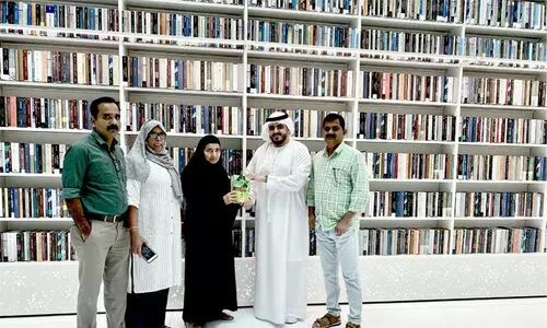 പ്രവാസി എഴുത്തുകാരന്റെ പു​സ്ത​ക​ങ്ങ​ൾ ലൈ​ബ്ര​റി​ക്ക് സ​മ്മാ​നി​ച്ച് മാ​താ​വ്