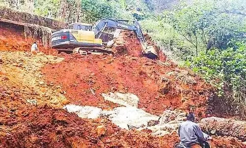 ക​നാ​ലി​ന്റ പു​ന​ർ​നി​ർ​മാ​ണം