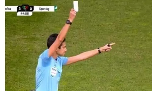 മഞ്ഞയും ചുവപ്പും കാർഡുകളുള്ള ഫുട്ബാൾ മൈതാനത്ത് വെള്ള കാർഡ് പുറത്തെടുത്ത് റഫറി; കാരണമറിയാം