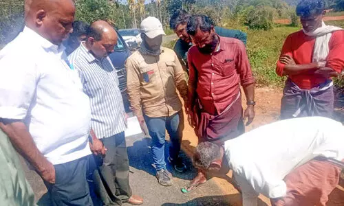 കരാറുകാരന്‍റെയും ഉദ്യോഗസ്ഥരുടെയും അനാസ്ഥ; ടാറിങ് തീരുംമുമ്പെ റോഡ് തകർന്നുതുടങ്ങി