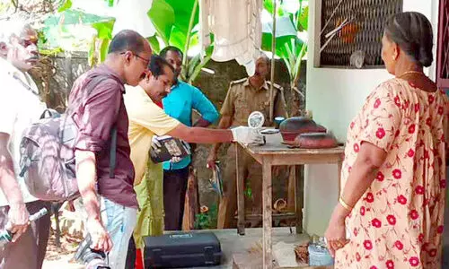 മാ​ല പൊട്ടിച്ച് മോ​ഷ്ടാ​വ് ക​ടന്നു; മ​ൽ​പ്പി​ടു​ത്ത​ത്തി​ൽ വീ​ട്ട​മ്മ​യു​ടെ പ​ല്ല് ന​ഷ്ട​പ്പെ​ട്ടു