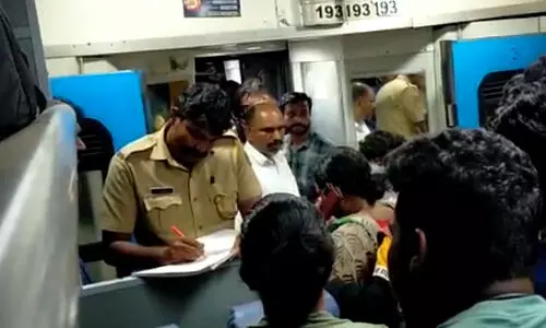 ട്രെയിനിൽ വനിതാ ഡോക്ടർ സഹയാത്രികരോട് ചൂടായി, പൊലീസുകാരന്റെ ഫോൺ പുറത്തേക്ക് വലിച്ചെറിഞ്ഞു; കേസ്, അറസ്റ്റ്
