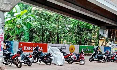 മേൽപാലത്തിനടിയിലെ വാഹന പാർക്കിങ് ദുരിതം