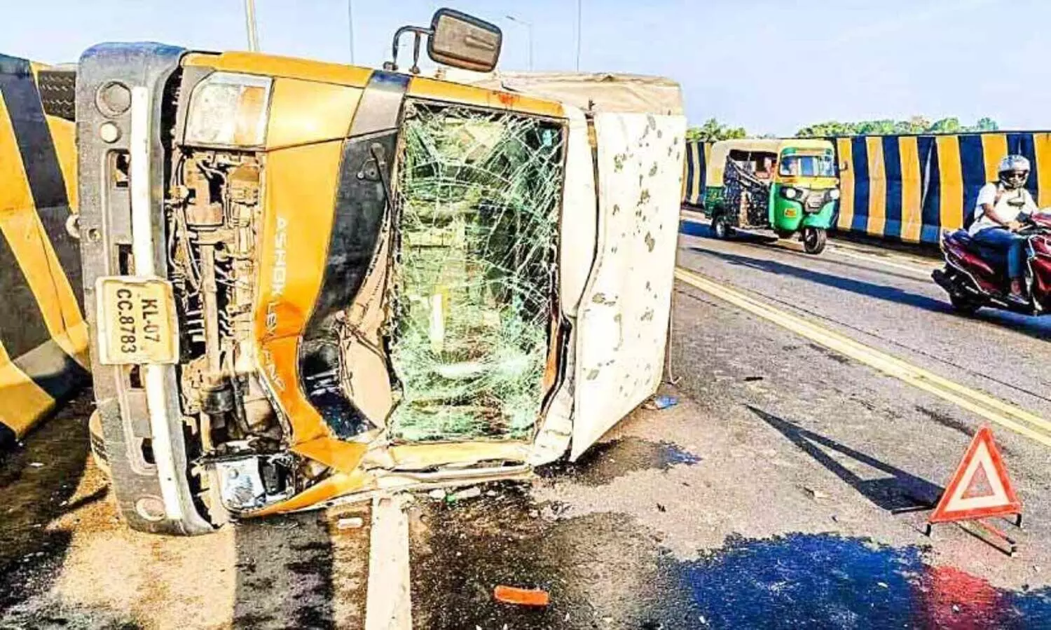 മിനിലോറി നിയന്ത്രണംവിട്ട് മറിഞ്ഞ് കാറിലിടിച്ചു