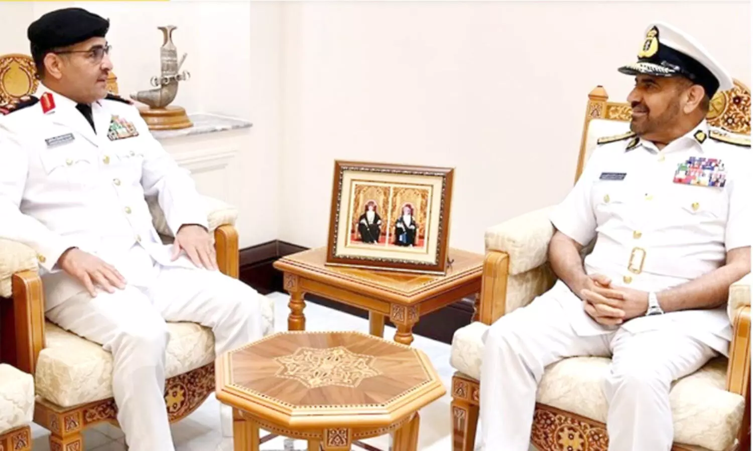 എ​സ്.​എ.​എ​ഫ് മേ​ധാ​വി​യു​മാ​യി കൂ​ടി​ക്കാ​ഴ്ച ന​ട​ത്തി