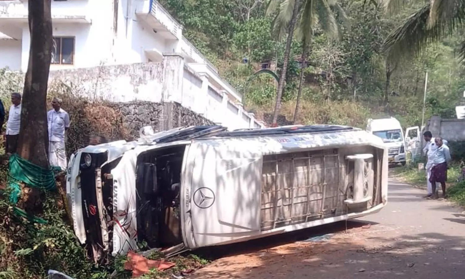 ചുരം ബൈപാസില്‍ ട്രാവലര്‍ നിയന്ത്രണംവിട്ട് മറിഞ്ഞു