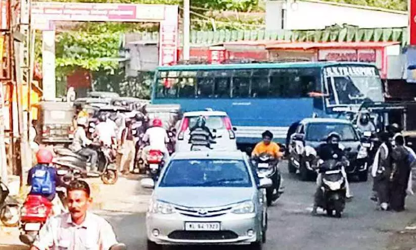 പോസ്റ്റ് ഓഫിസ് റോഡിൽ ഗതാഗതക്കുരുക്ക് രൂക്ഷം പോസ്റ്റ് ഓഫിസ് റോഡിൽ ഗതാഗതക്കുരുക്ക് രൂക്ഷം