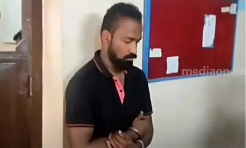 വീട്ടിലേക്ക് പോകുന്നതിനിടെ ഭിന്നശേഷിക്കാരിയെ തട്ടിക്കൊണ്ടുപോയി ബലാത്സംഗം ചെയ്ത കേസിൽ പ്രതി പിടിയിൽ വീട്ടിലേക്ക് പോകുന്നതിനിടെ ഭിന്നശേഷിക്കാരിയെ തട്ടിക്കൊണ്ടുപോയി ബലാത്സംഗം ചെയ്ത കേസിൽ പ്രതി പിടിയിൽ