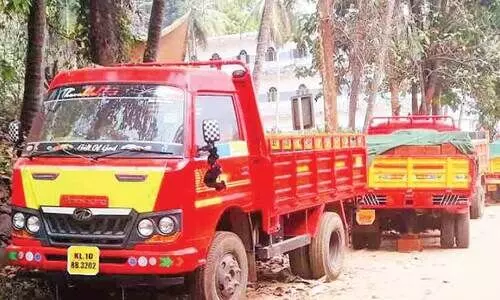 അനധികൃത ചെങ്കല്ല് കടത്ത്: നിരവധി വാഹനങ്ങൾ പിടികൂടി