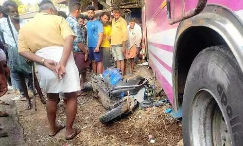 സ്കൂട്ടറിലിടിച്ച ബസ് കടകളിലേക്ക് പാഞ്ഞുകയറി സ്കൂട്ടറിലിടിച്ച ബസ് കടകളിലേക്ക് പാഞ്ഞുകയറി